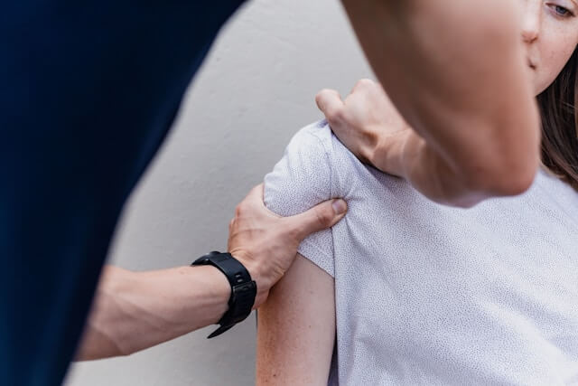 Fysioterapeutti ohjaa terapeuttisia harjoitteita asiakkaalle HärmäFysissä Härmässä