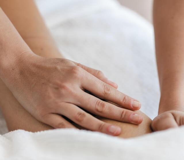 Vyöhyketerapeutti tekee vyöhyketerapiaa HärmäFysillä Kauhavan alueella.